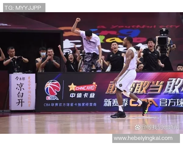 公牛队球迷疯狂支持，球场气氛空前热烈